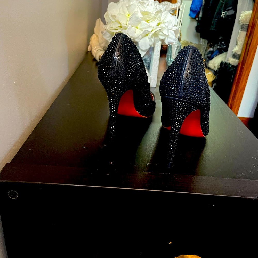 Selling shoes I received as a gift unfortunately they are too large